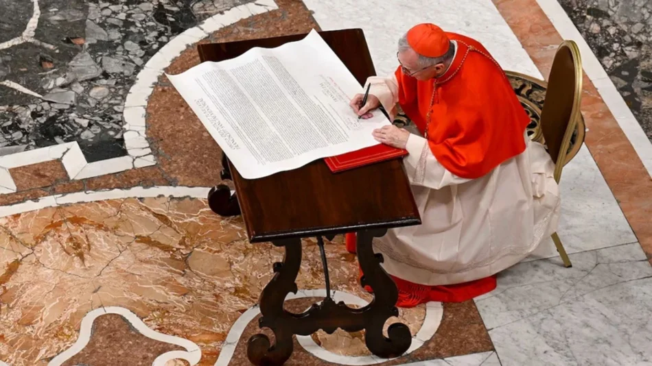 VIDEO El emotivo "rogito" que resume el legado del papa Francisco y fue colocado en su ataúd