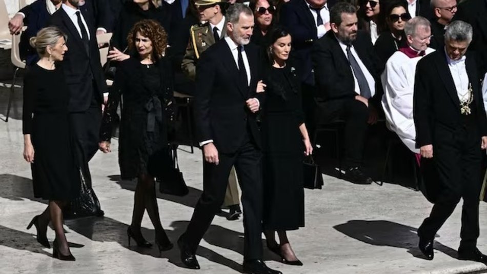 El estricto vestuario de la reina Letizia en el funeral del papa Francisco