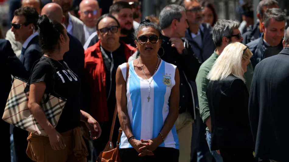 El último abrazo de Francisco: una trans salteña, migrantes y pobres lo despidieron en Santa María la Mayor