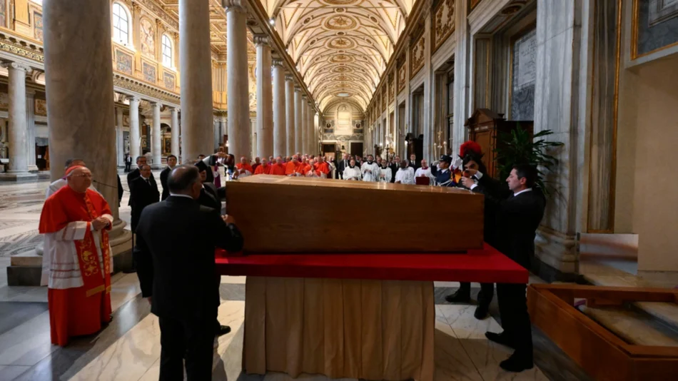 Histórico: luego de un multitudinario funeral, el papa Francisco ya descansa en la basílica de Santa María la Mayor
