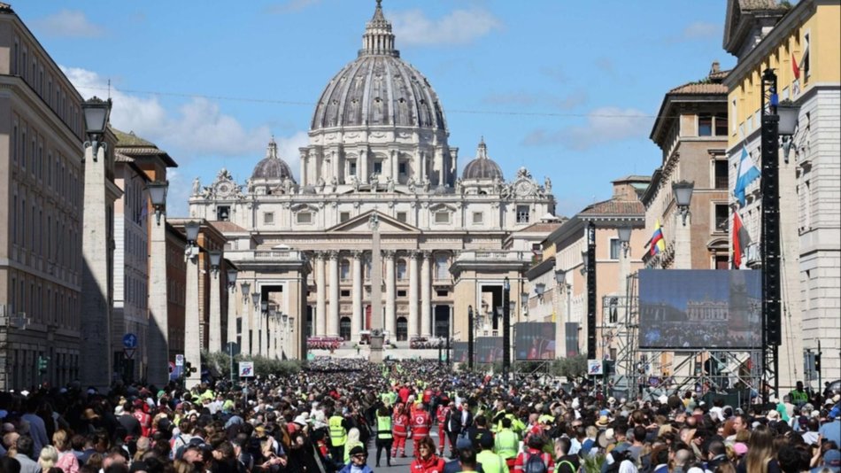 Estiman que más de 500 mil personas despidieron al papa Francisco este sábado