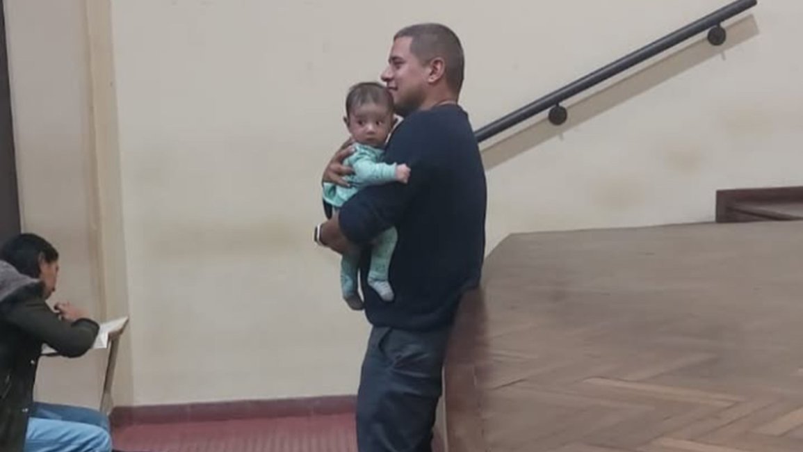 Un profe de la UNSa sostuvo a un bebé en sus brazos para que su alumna pudiera rendir