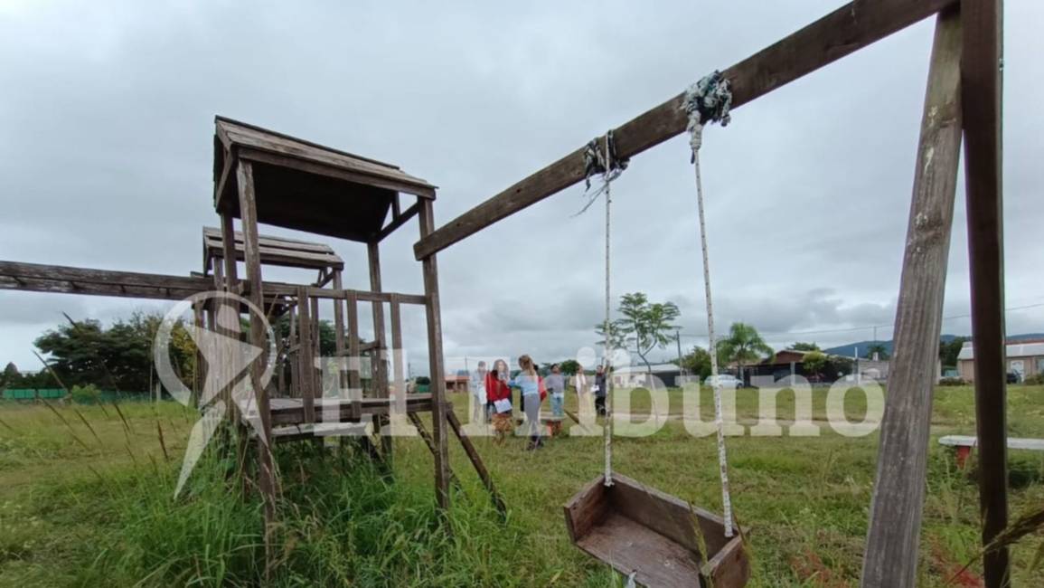 Un juego roto entre yuyos y víboras: el símbolo del abandono en Villa El Dique