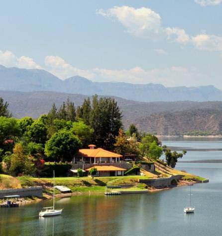 Hay edificaciones bajo agua en el perilago del dique Cabra Corral