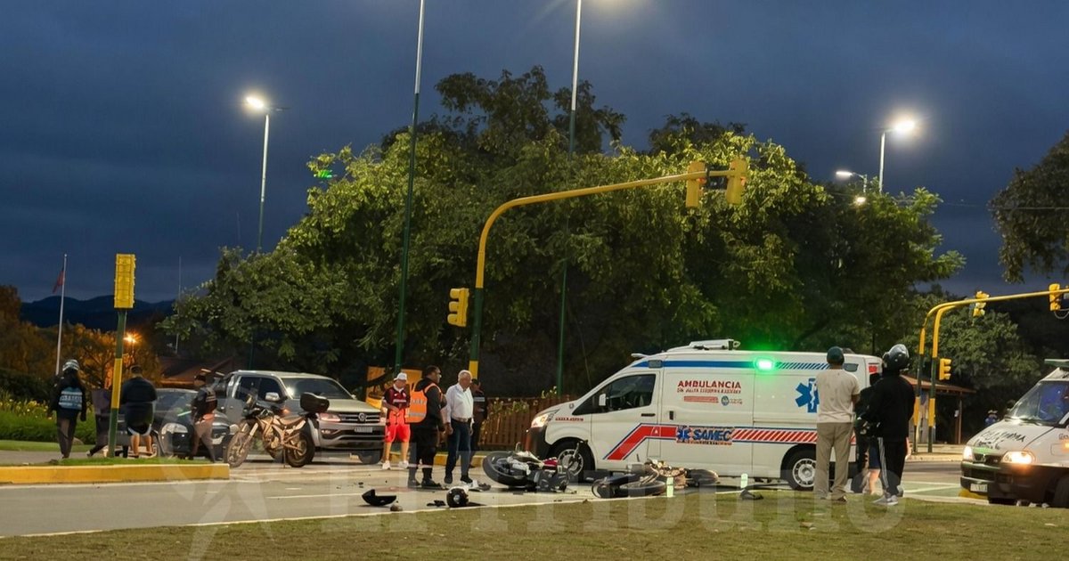 Fuerte siniestro vial en la avenida Perón: dos motociclistas fueron ...