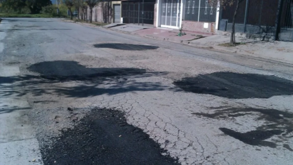 Parches en las calles del centro y del barrio San Nicolás  | WhatsApp El Tribuno 387-4749361