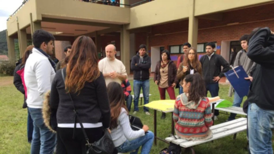 Exitoso primer Hackathon Universitario de Comunicación Digital en Salta