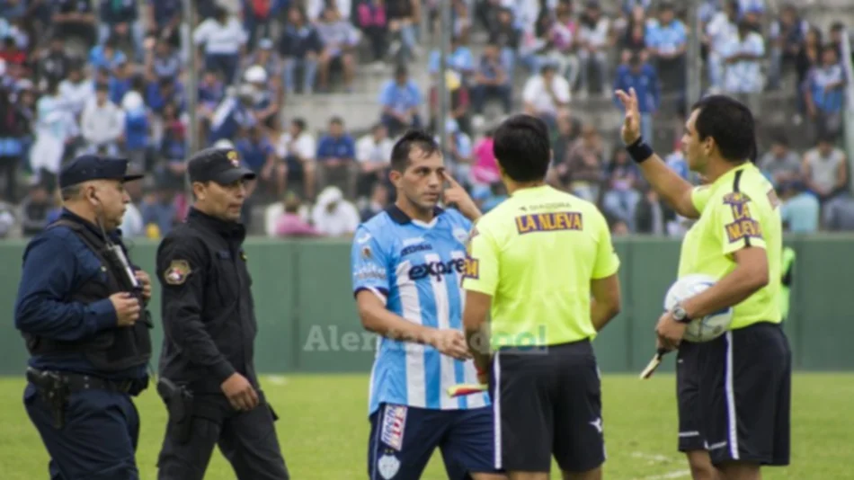 En Gimnasia bancan a Amieva, que fue amenazado y duda de continuar