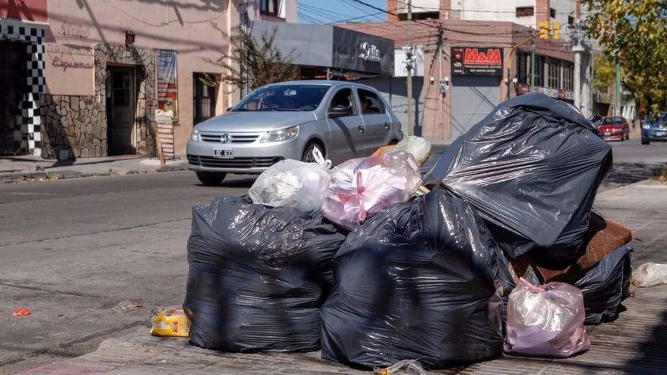 Multan a 24 locales  que sacaron basura