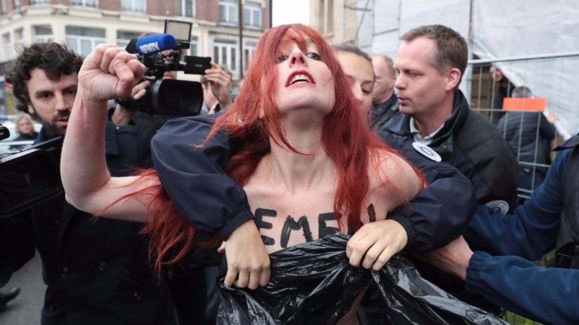 Feministas volvieron a protestar durante la votación de Le Pen