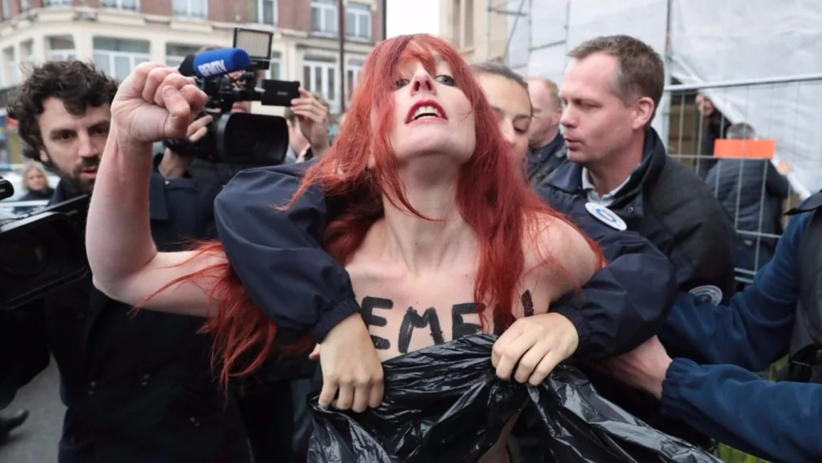 Feministas volvieron a protestar durante la votación de Le Pen