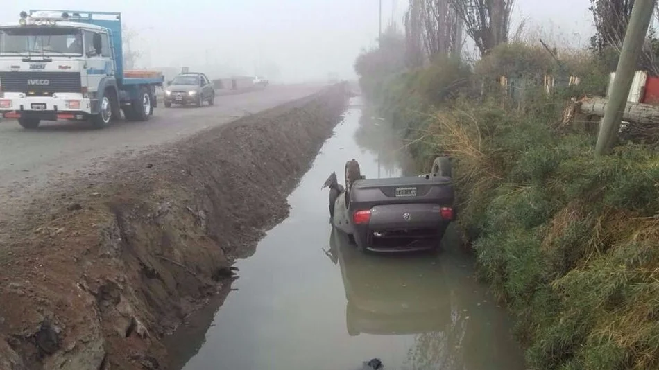 Cayó dentro de un canal con su auto por culpa de la niebla