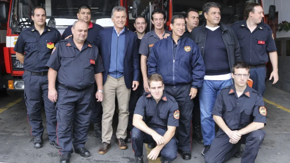 Lejos de los sindicatos, por el día del Trabajador Macri visitó un cuartel de bomberos voluntarios 