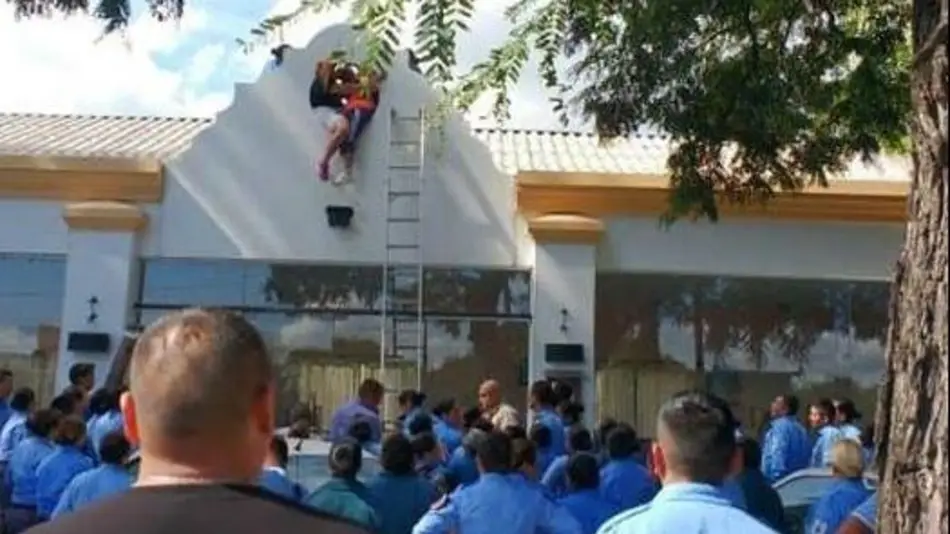 Dos internas quisieron fugarse por el techo y cuando fueron a bajarlas la estructura cedió