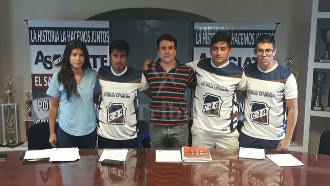 Se oficializó la escuela de fútbol de Juventud Antoniana