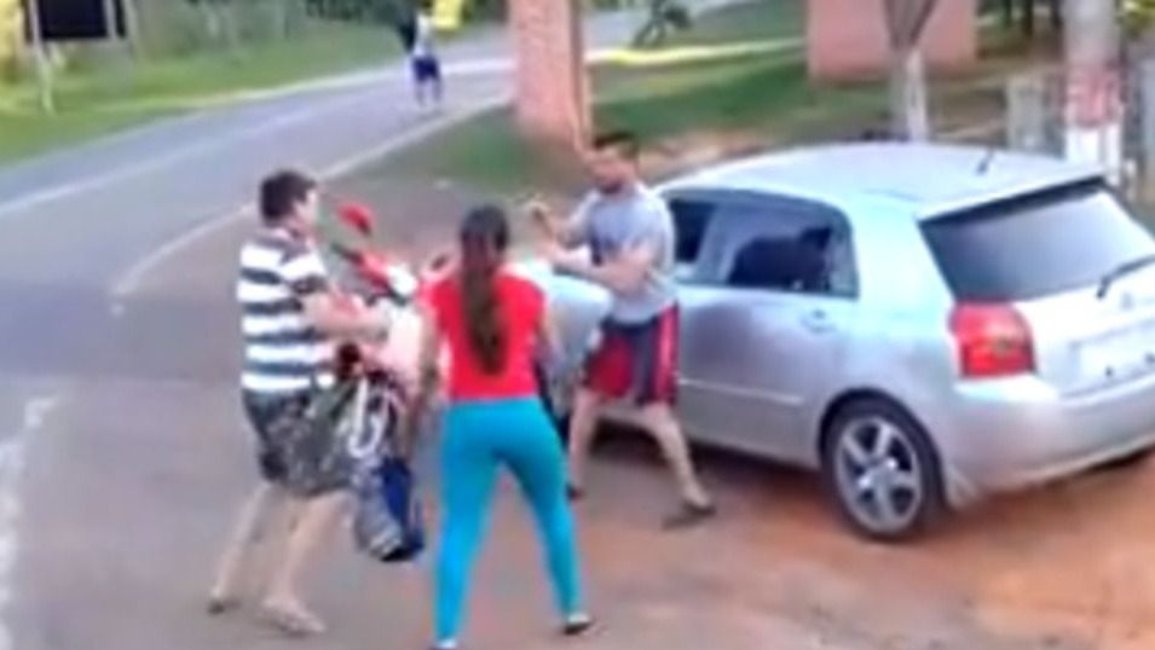 VIDEO. Confundió a su suegro con un amante y lo molió a piñas