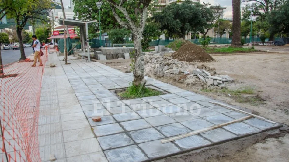 Aseguran que la obra de la plaza de  la Legislatura avanza sin permiso