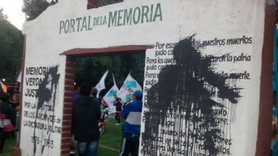 Desconocidos atacaron el Portal de la Memoria