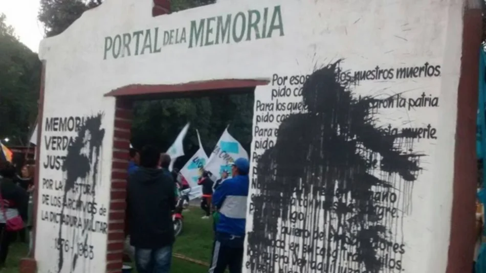 Desconocidos atacaron el Portal de la Memoria