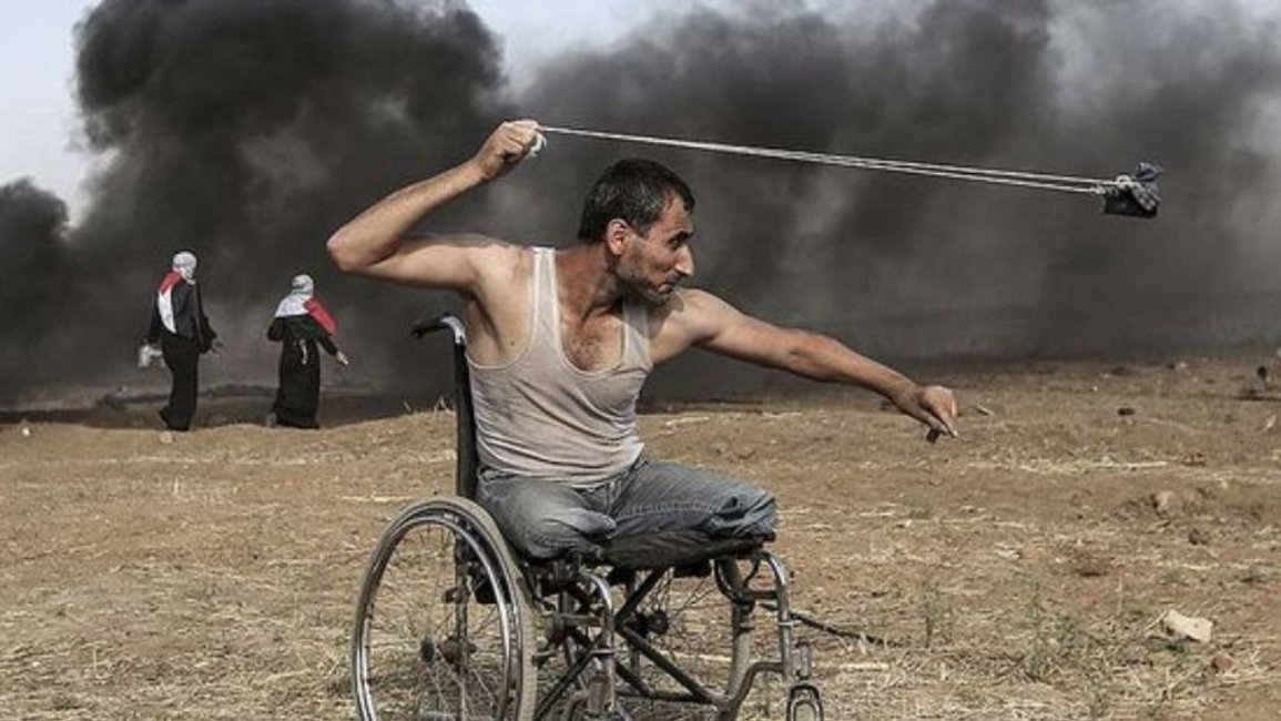 Un palestino sin piernas asesinado por disparos israelíes, símbolo de la masacre en Gaza