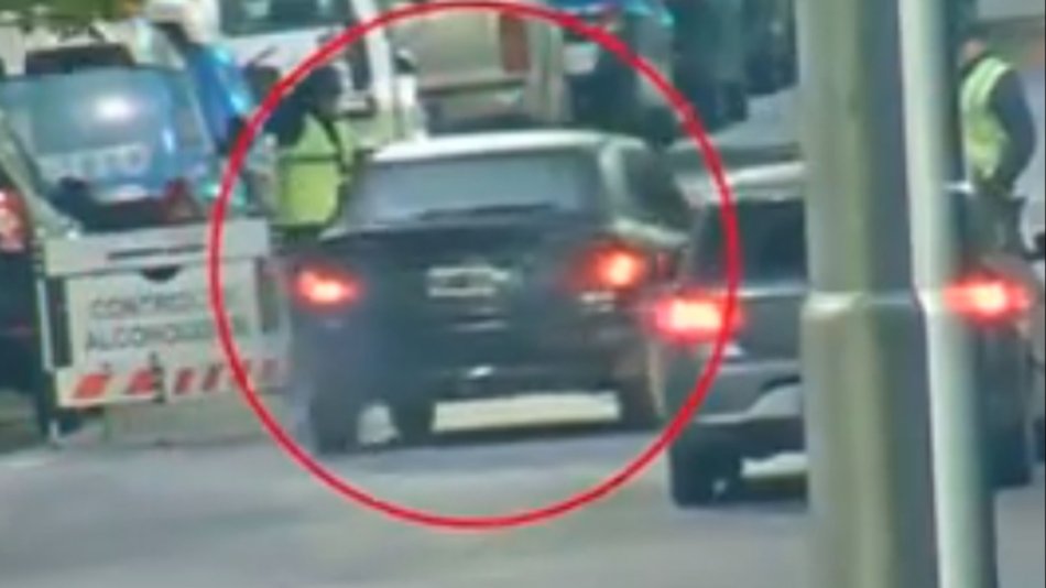 VIDEO: Esquivó un control policial, aceleró y atropelló a un policía que lo quiso detener