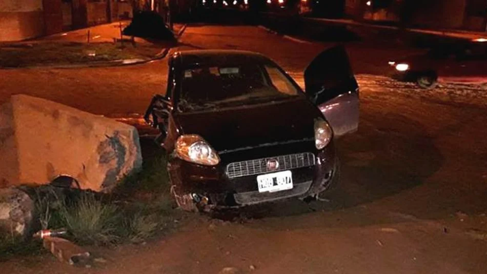 VIDEO: Un auto giró en “U” en una ruta y fue embestido de frente por una camioneta