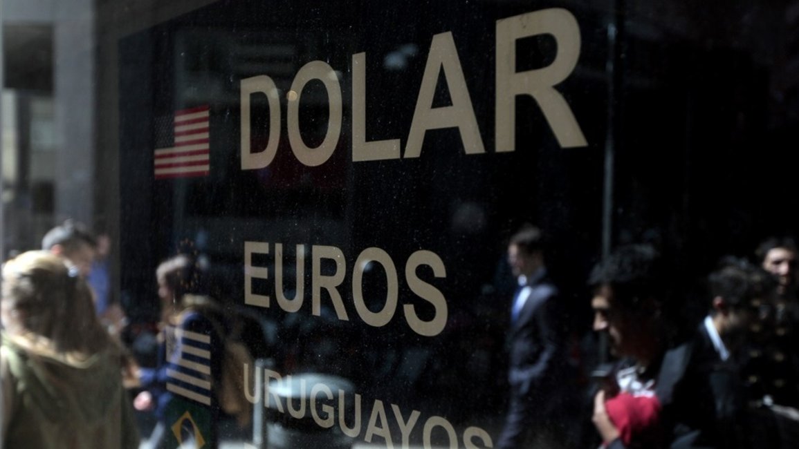 El dólar vuelve a subir y en algunos bancos superó los 25 pesos 