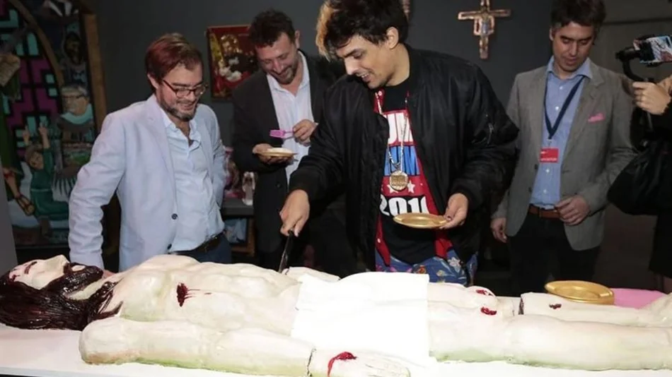 VIDEO Polémica: el ministro de Cultura porteño partió una torta con forma de Cristo sangrante