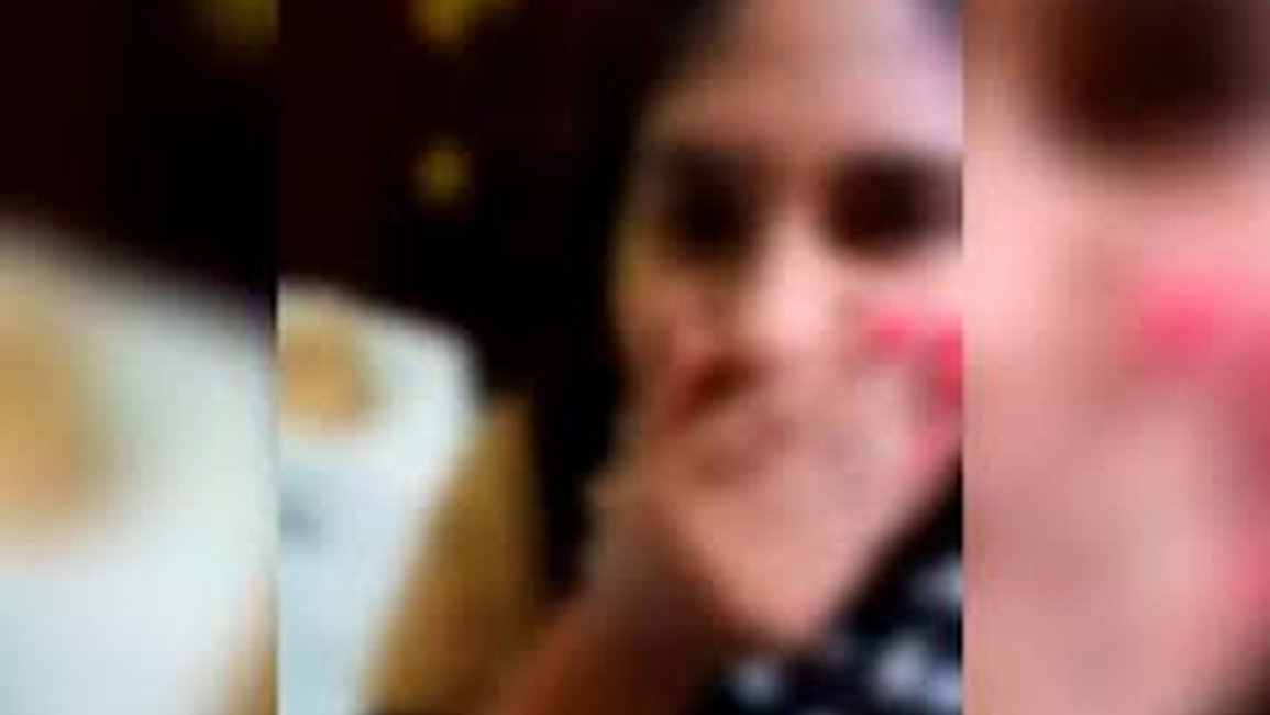 VIDEO: Indignación por la broma y la  burla de una joven a un cadáver en una funeraria