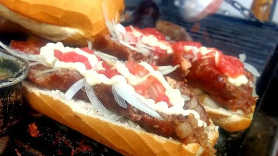 El choripollo hace furor en el norte: se consume como desayuno y hacen fila para saborearlo