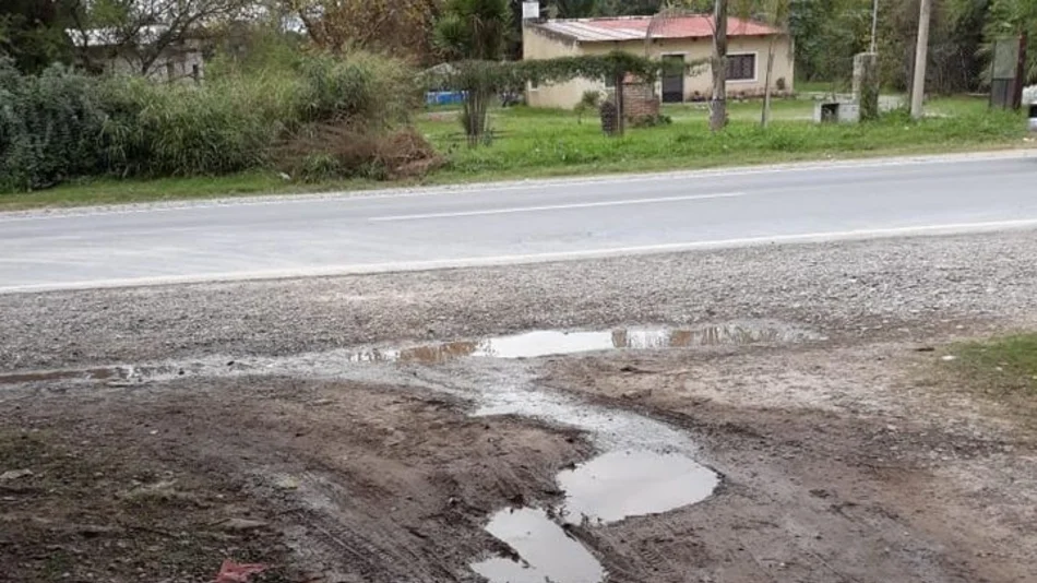 Quejas de los vecinos por una cañería rota en Los Alamos