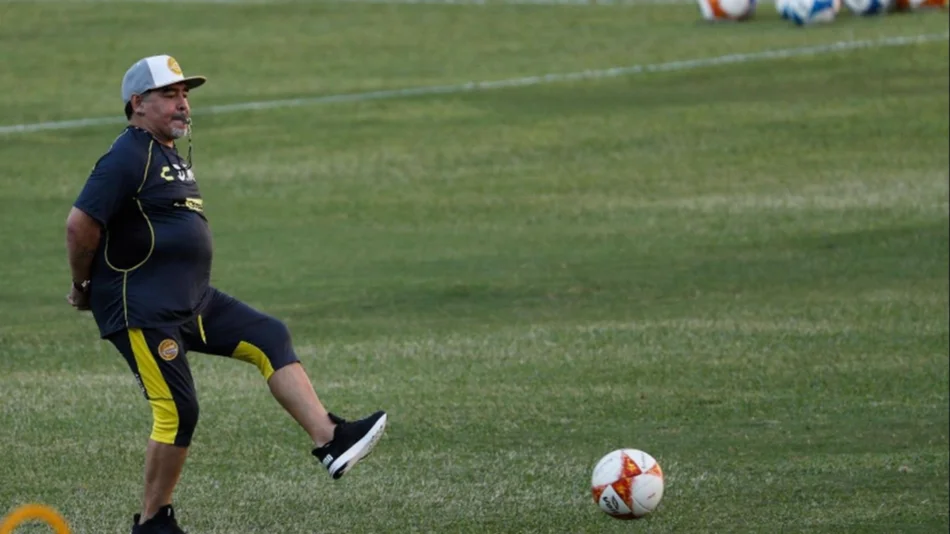 Maradona regresa a Argentina para operarse un hombro