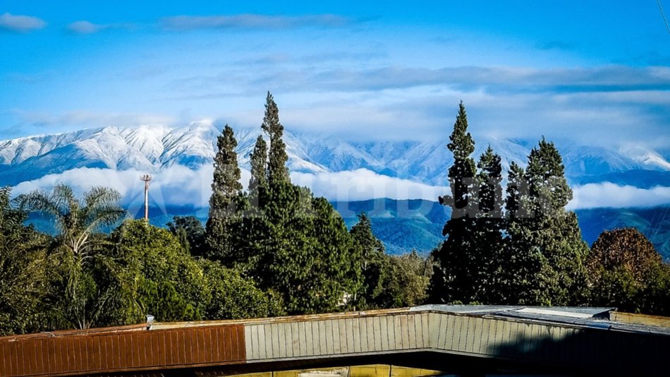 Con aguanieve y montañas blancas se vive la Semana de Mayo en Salta