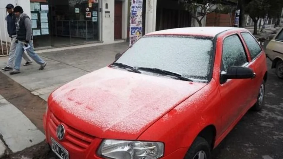 Primera helada de la temporada: Salta amaneció con 0ºC y con los techos de los autos escarchados