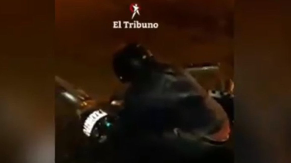 Vergonzoso: en completo estado de ebriedad, el jefe de inspectores de Tránsito de Orán, intentó conducir una moto oficial