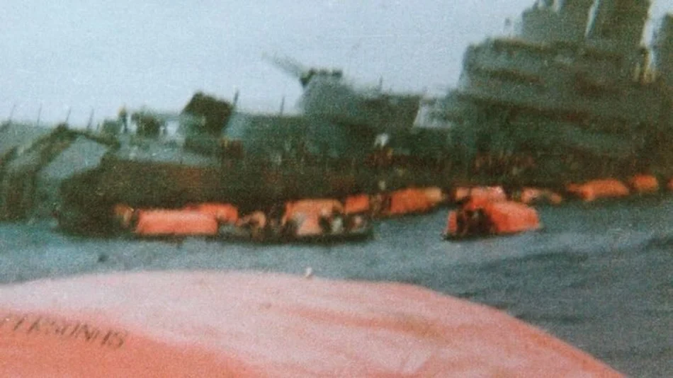 Dos torpedos en un mar furioso y una orden implacable: “¡Hundan al Belgrano!”