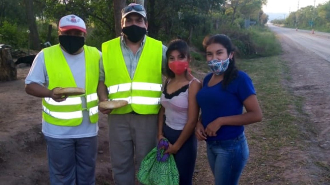 Alumnos solidarios preparan y donan alimentos a diario