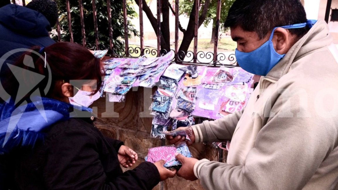 Vende tapabocas en el centro de Salta para poder comer