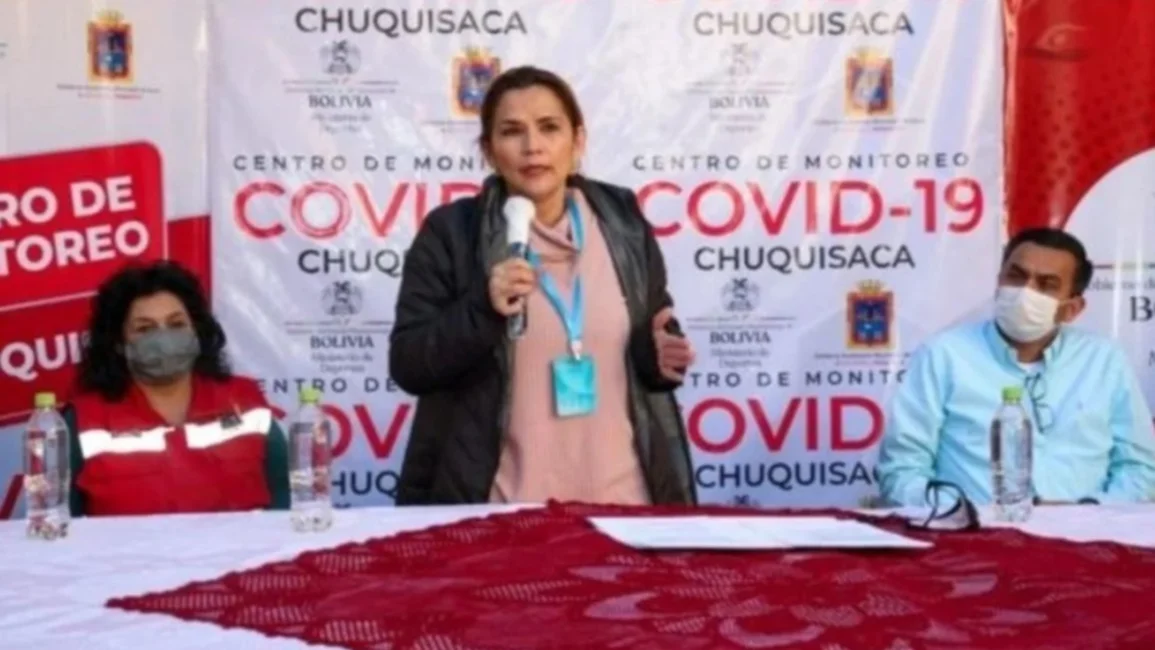 La presidenta de Bolivia usa una “tarjeta bloqueadora del virus” que se vende en Internet por 15 dólares