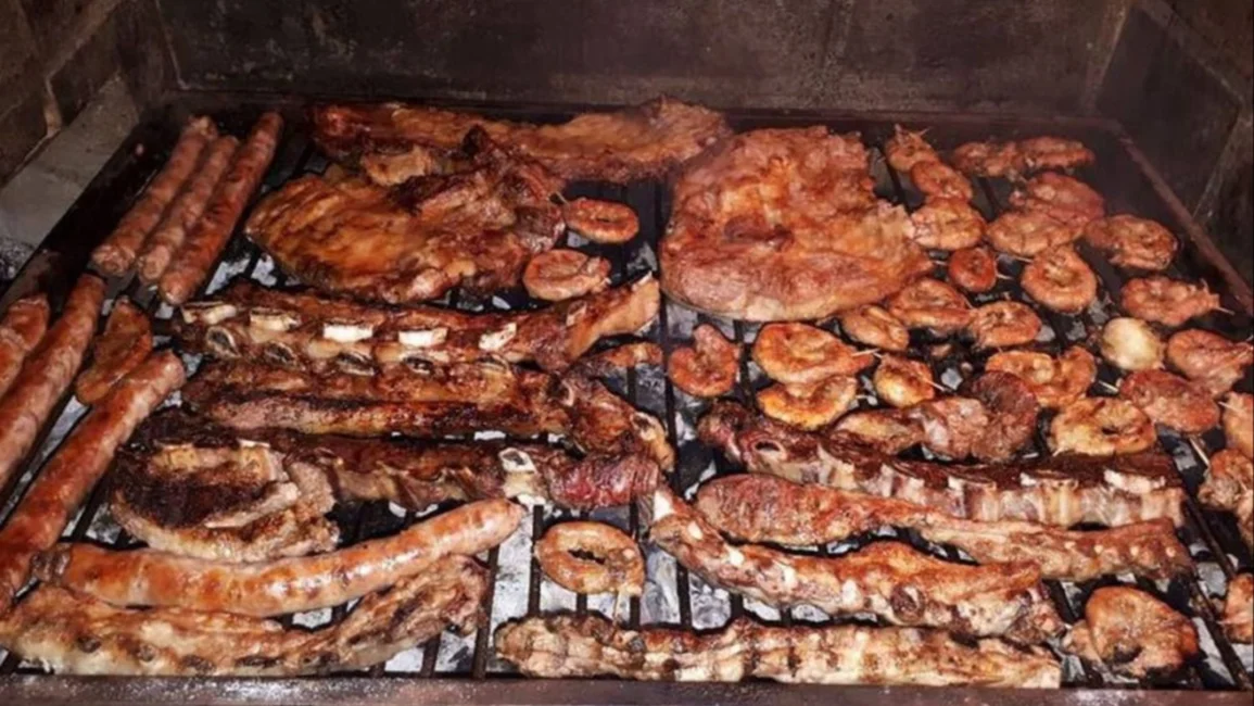 Por las nubes: en un año el asado subió un 70%