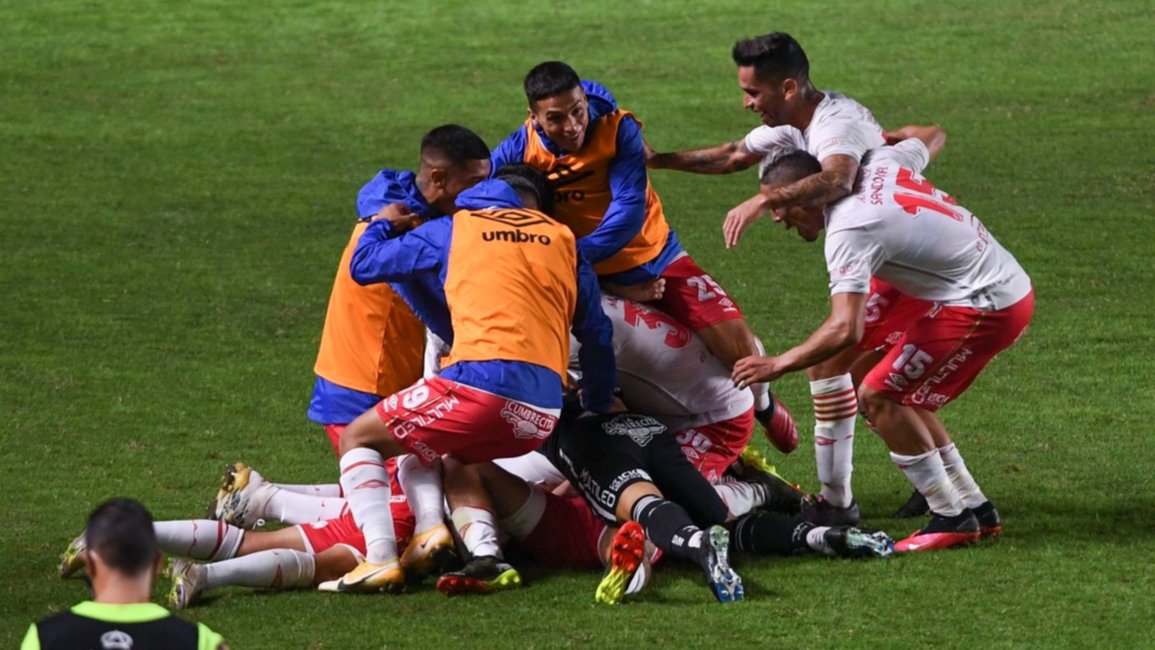 Argentinos Juniors va por el empujón a octavos y Defensa y Justicia arriesga en Perú
