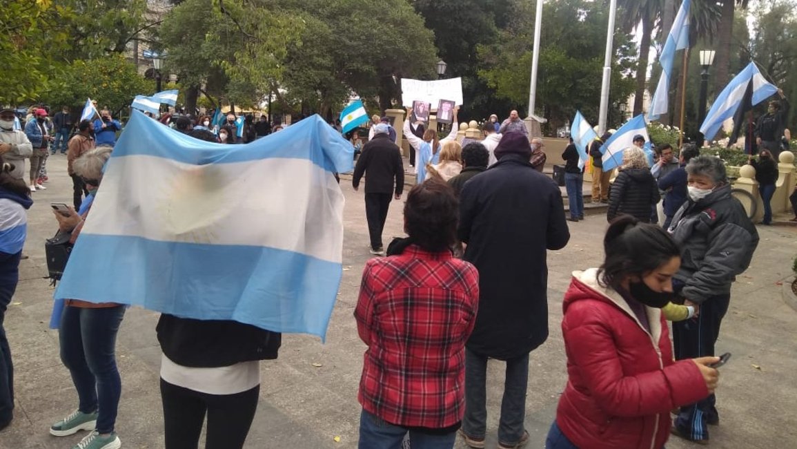 VIDEOS. Manifestantes desafiaron el confinamiento y marcharon contra las restricciones 