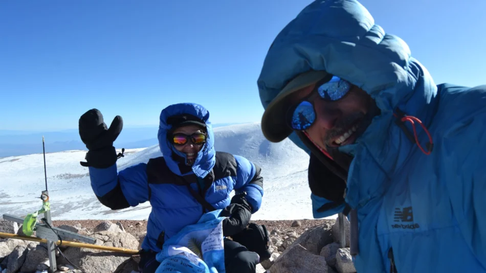 Salteños coronaron la cima del nevado de Famatina