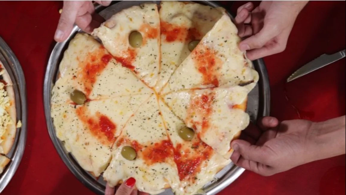 Por la inflación, comer pizza entre amigos cuesta seis veces más que en 2017