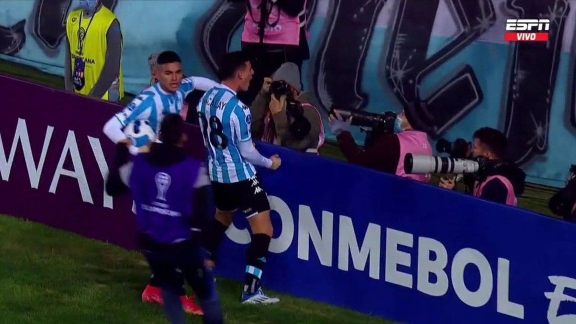 VIDEO. Pese a la expulsión del Chila Gómez, Racing le ganó a Melgar 1 a 0 y quedó a un paso de clasificar 
