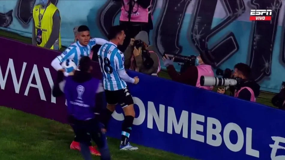 VIDEO. Pese a la expulsión del Chila Gómez, Racing le ganó a Melgar 1 a 0 y quedó a un paso de clasificar 