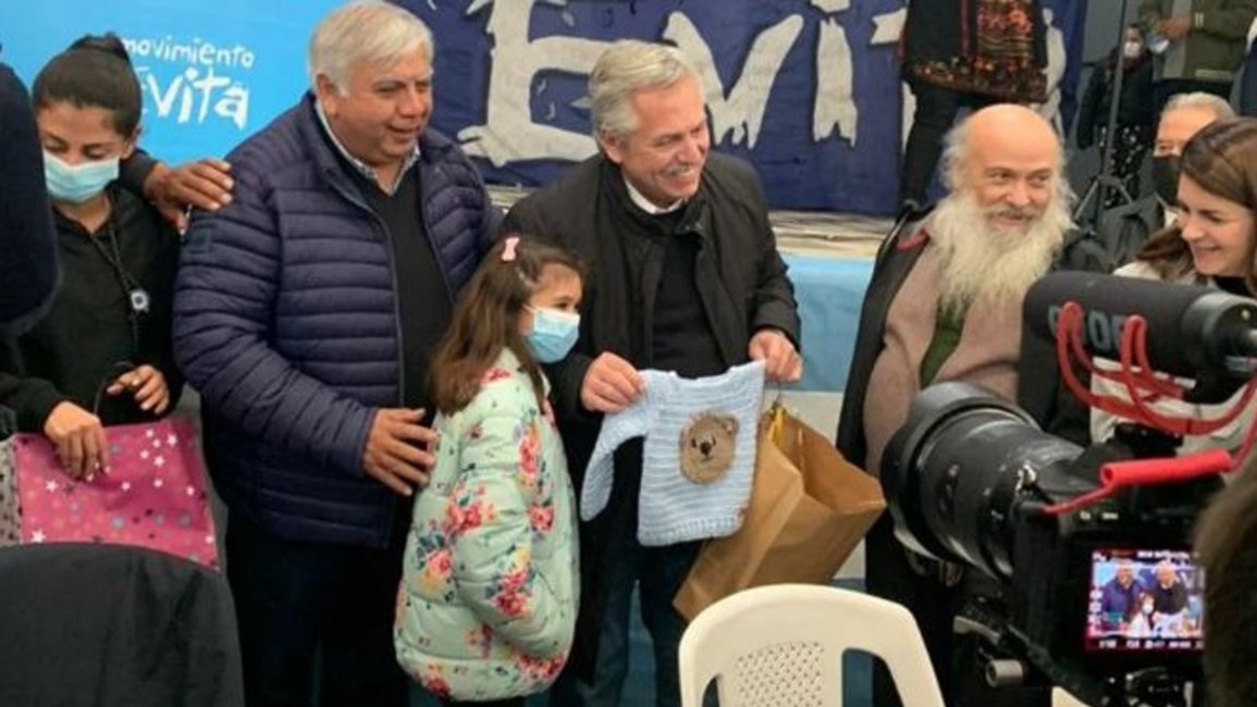 El Presidente compartió un locro con trabajadores y pidió "estar unidos"