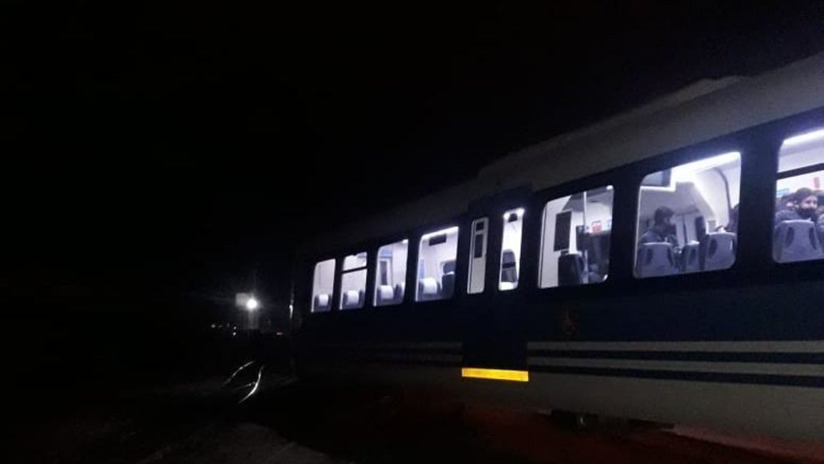 VIDEO. Descarriló el tren urbano de pasajeros, a la salida de Güemes
