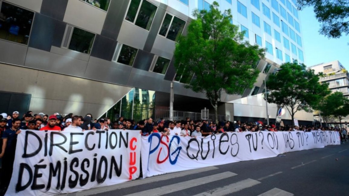 Los ultras del PSG se manifiestan insultando a Messi en el estadio