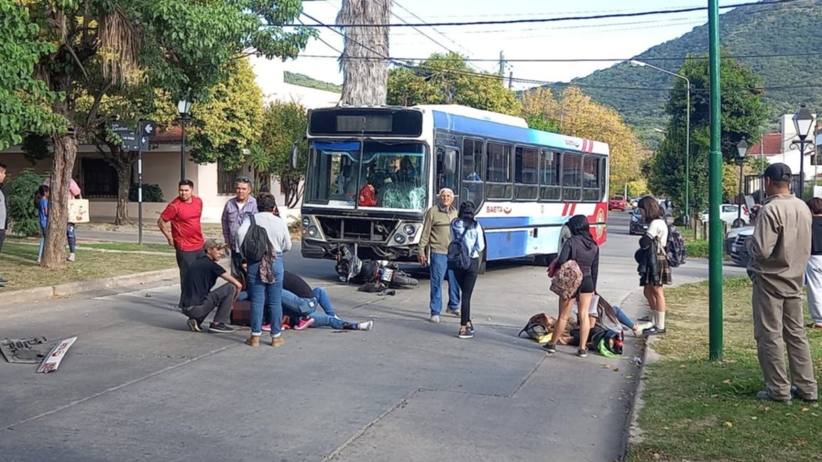 Grave accidente en Tres Cerritos entre un colectivo y una moto